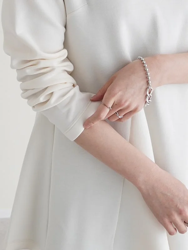 白い服を着た女性の手元と腕のクローズアップ