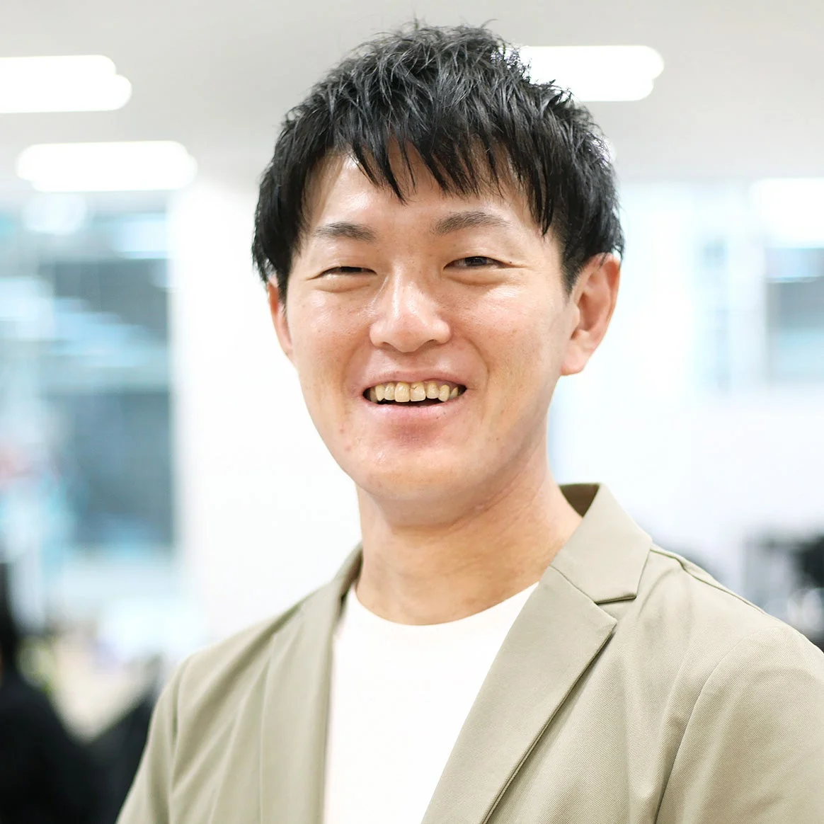 笑顔でカメラを見つめるアジア系の男性のポートレート