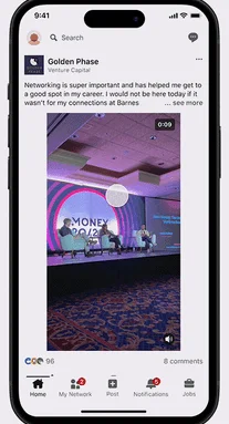 スマートフォン画面に表示されたソーシャルメディアの投稿とビジネスイベントの動画