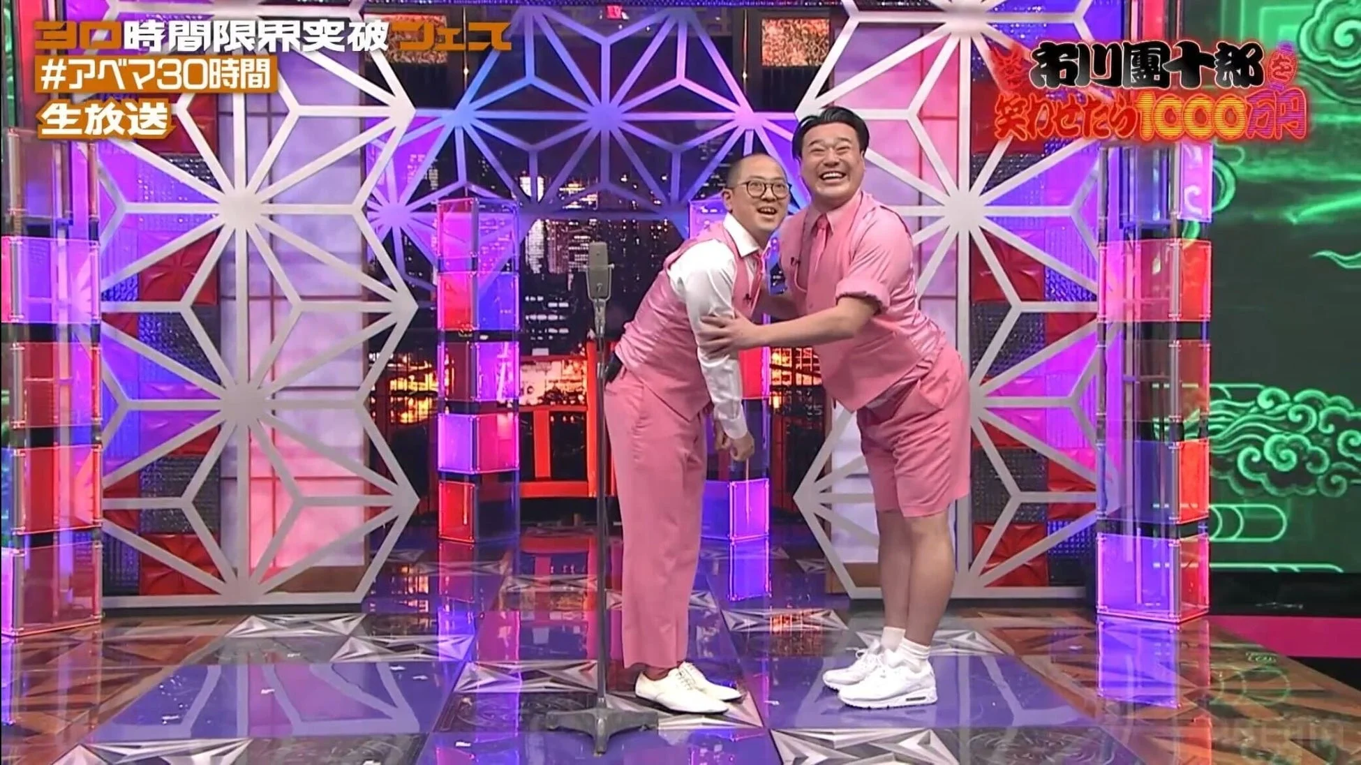 笑顔を見せる芸人たち