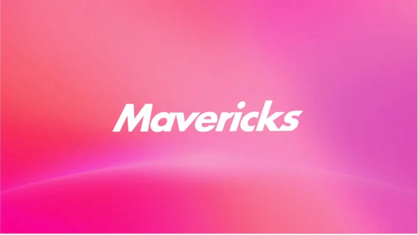 ピンクとマゼンタの鮮やかなグラデーション背景に、白い文字で「Mavericks」と書かれたシンプルなロゴ画像です。モダンで洗練された印象を与えます。
