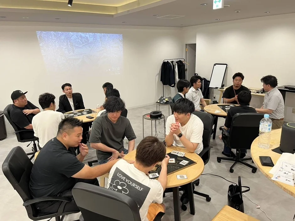 カードゲームを楽しむ若者たちの様子