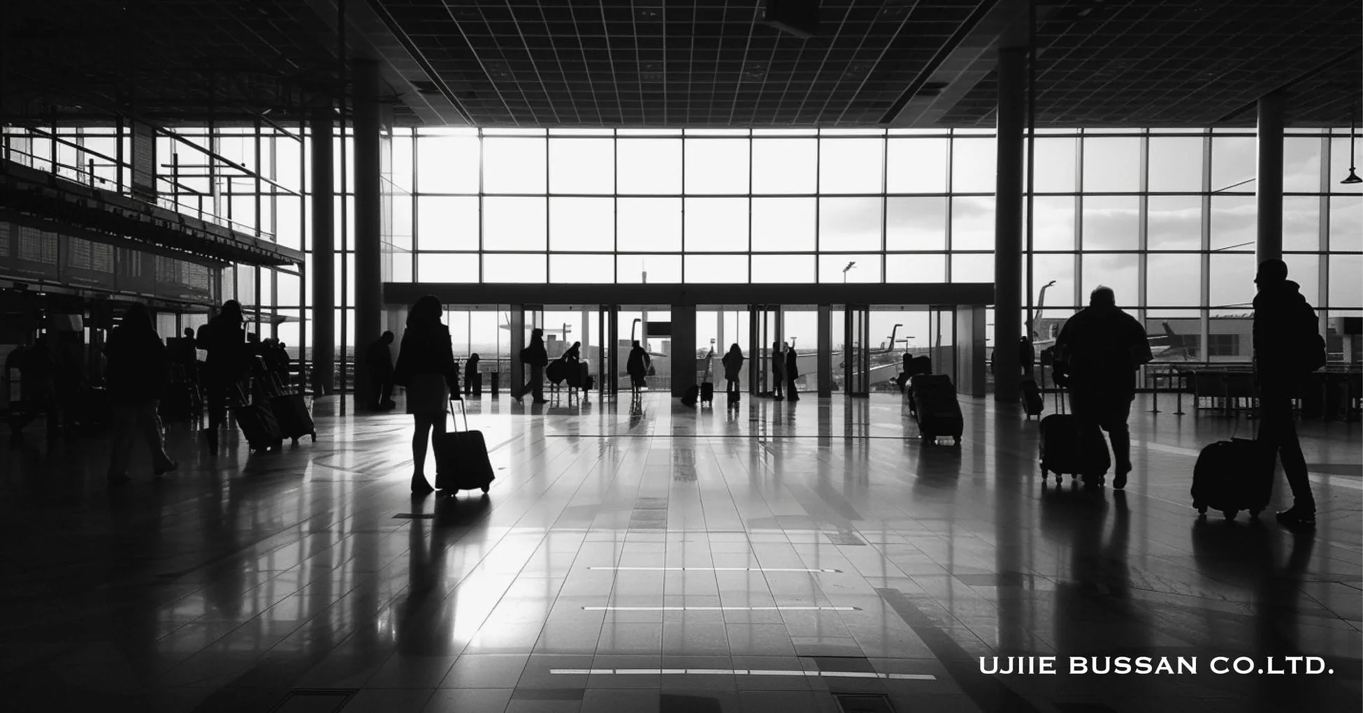 空港ターミナル内部の白黒写真