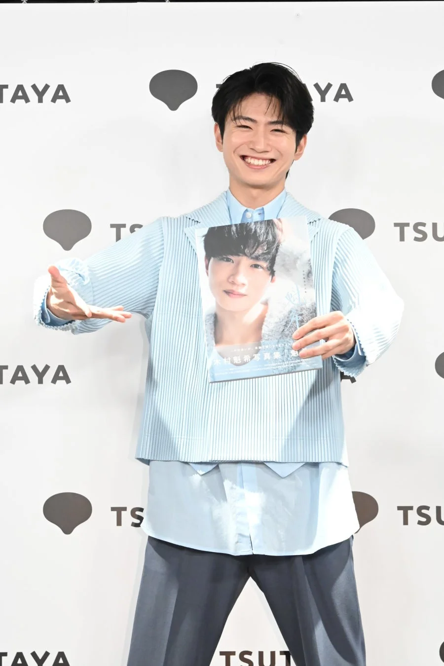 写真集を手に笑顔を見せる木村魁希さん