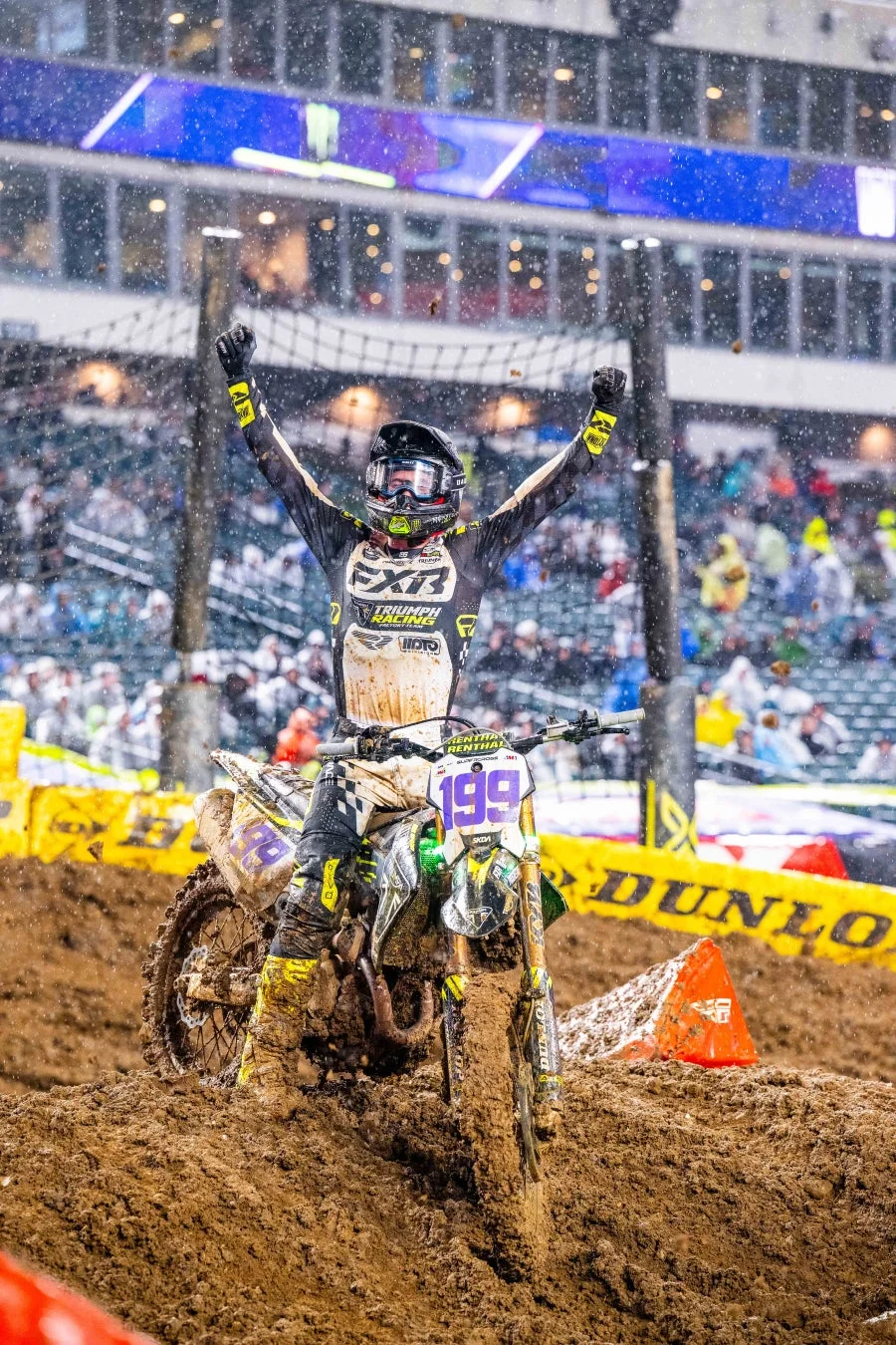デンノ選手がバイクに乗って勝利を祝う画像