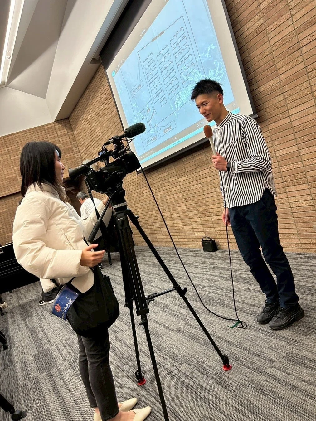 インタビューを受ける岩永将大氏