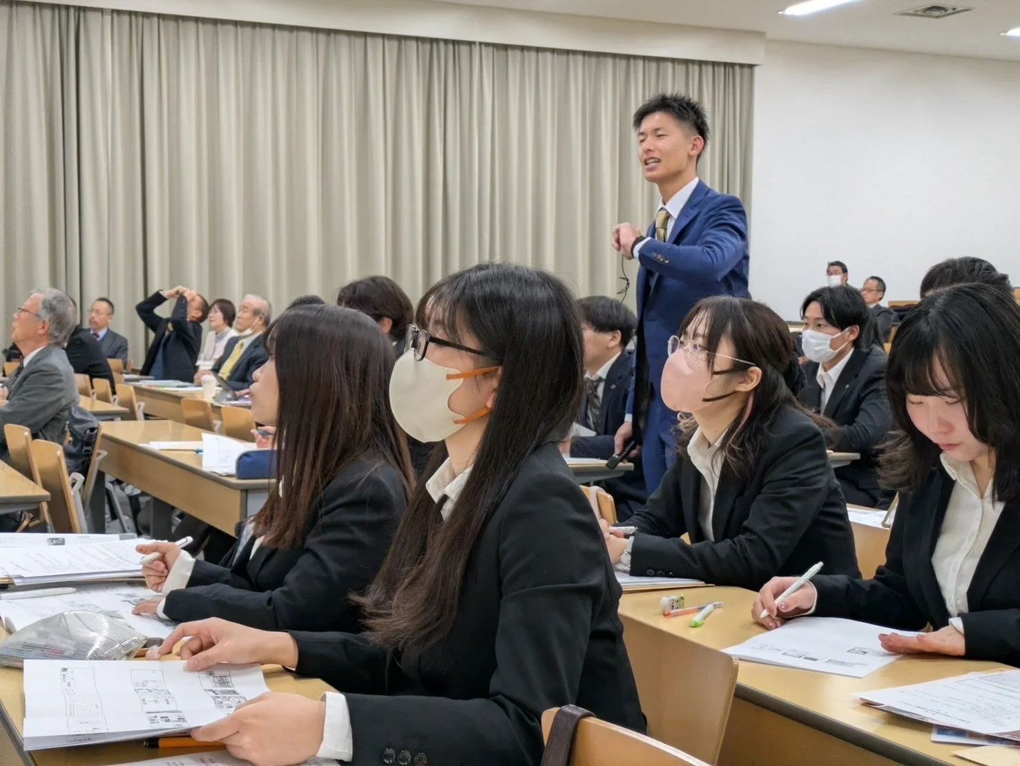 セミナーで学ぶ参加者たち