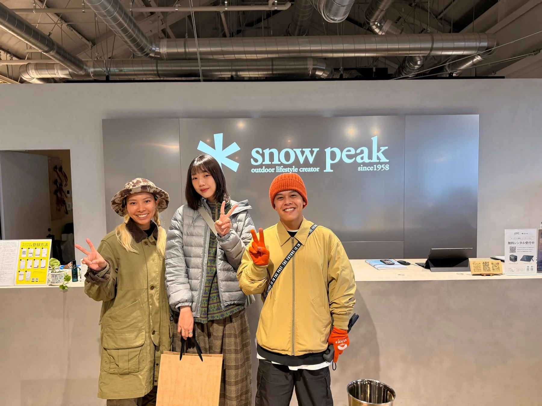 スノーピーク店舗でのグループ写真