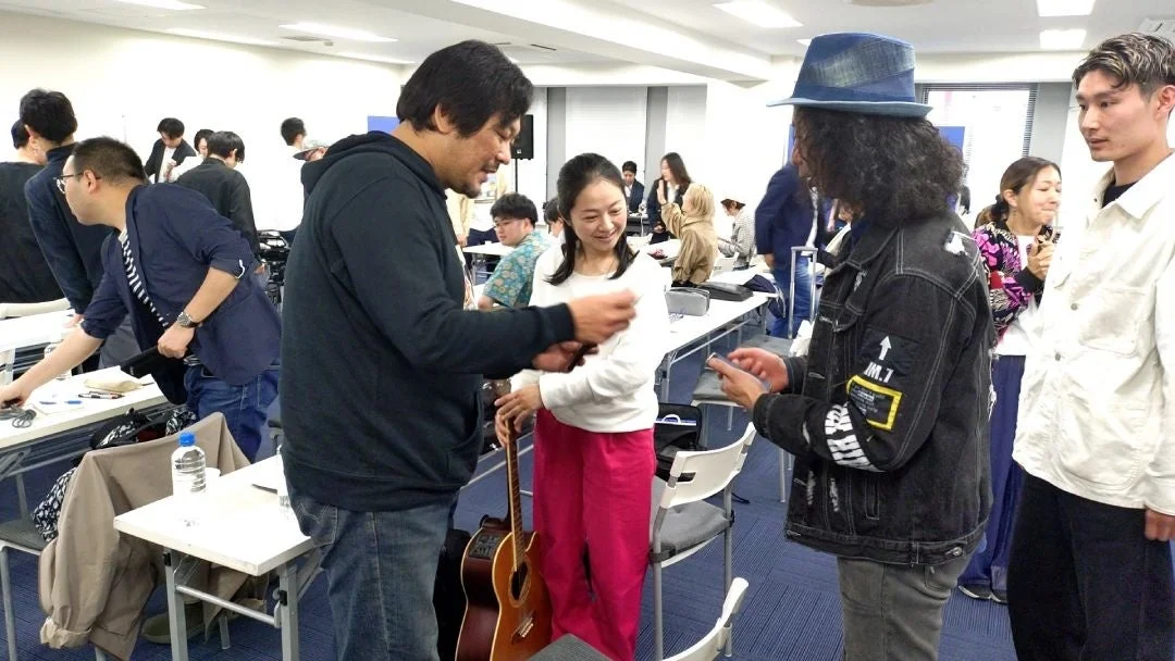 イベントで交流する人々