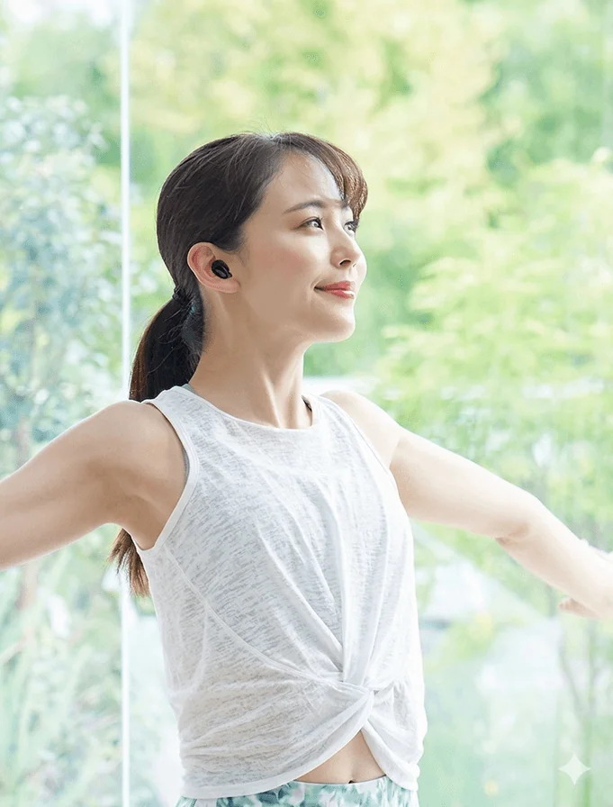 女性がヨガ中にワイヤレスイヤホンを装着している様子