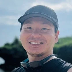 笑顔でカメラを見ている山田翔氏のポートレート