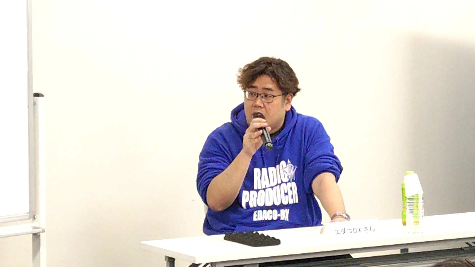会議で話すエダコDX氏