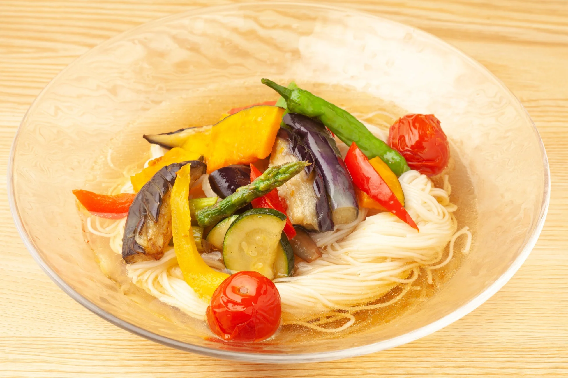 夏野菜が彩り豊かに盛り付けられた冷たい素麺